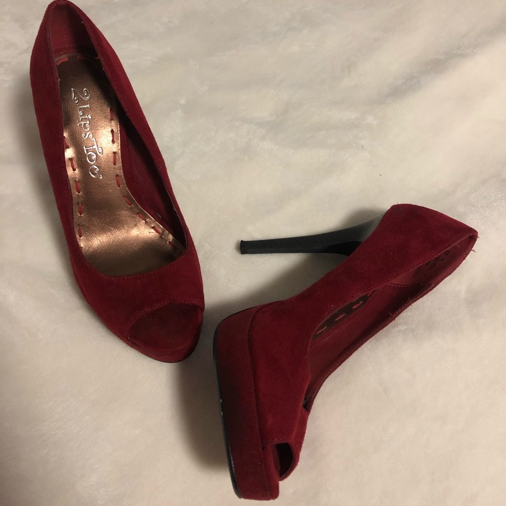 2LipsToo stilettos.